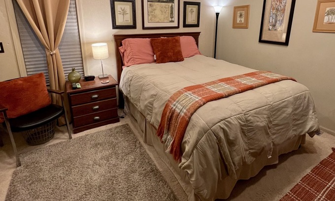 Southfield Casa | Marcia’s Woodsy Wonderland Suite in Detroit Suburb