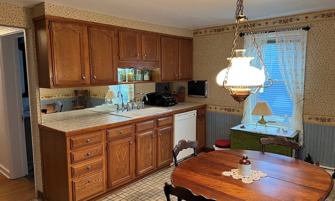Marcy Apartamento | Marcy NY! 4BR first floor on the Erie Canal! Sleeps a family of six.