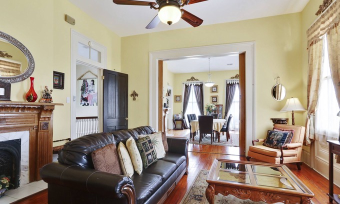 Faubourg Livaudais Apartamento | Sunny 3000 pies cuadrados 4br, 3BA con 3 camas Queen, 1 cama doble, 1 sofá cama Queen