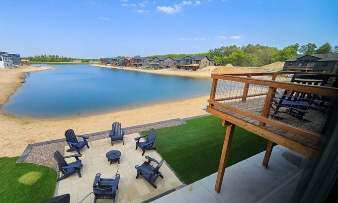 New Lisbon Casa | MargaritaVilla | Lakefront | Beach | Game Room | 6 Bedrooms | 4 Bath
