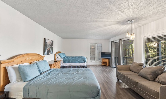 Osage Beach Cabaña | Margaritaville - Private Suite w/ TV, extra couch!