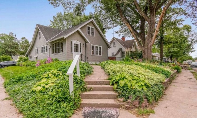 Aksarben - Elmwood Park Casa | Margaux’s Manor - Clean, eclectic, kid friendly