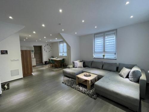 Dettingen an der Erms Apartamento | Maria's Ferienwohnung - Modernität trifft Eleganz