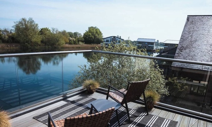 Ampney Crucis Casa | Maricor: Lakeside Retreat with Hot Tub & Kayak