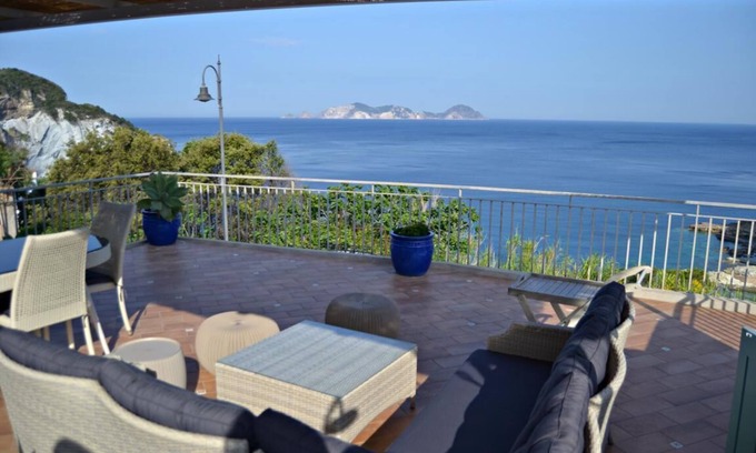 Le Forna Apartamento | Maridea Ponza, CIRCE Three-room apartment, 2 bathrooms and private terrace