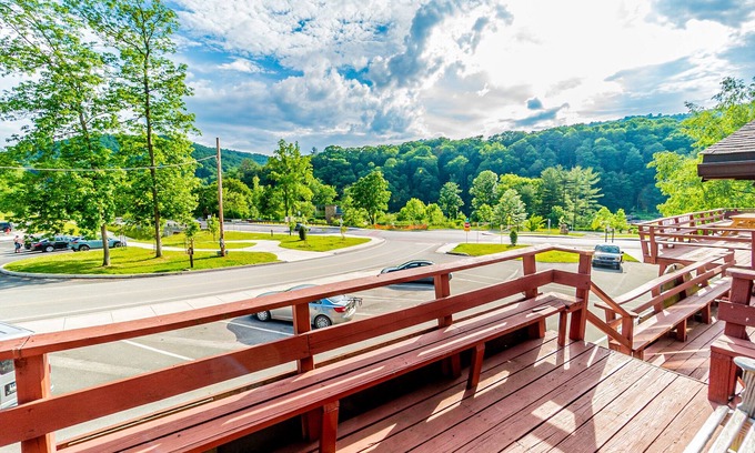 Ohiopyle Condominio | Marietta's River Retreat | 3BR,2BA,Hot Tub,Downtown Ohiopyle