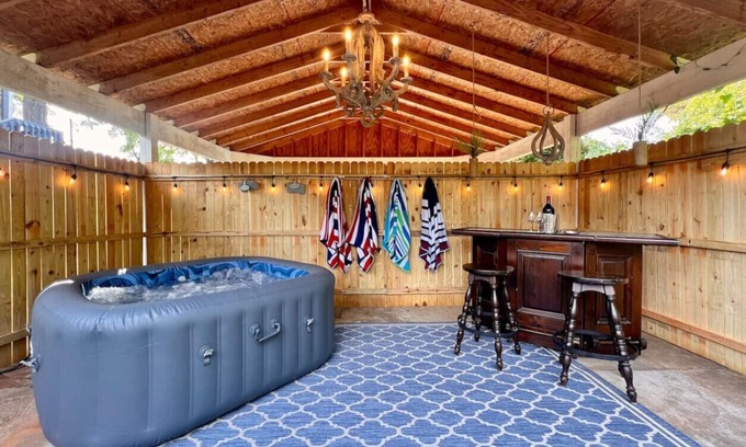 Glen Iris Casa | Marigold: 6Bedroom Downtown Gem ~ HOT TUB
