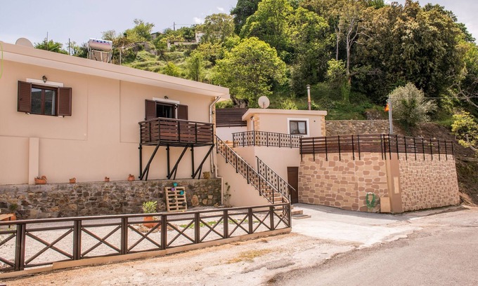 Elos Casa | El Marika Traditional Home está situado en Élos con vistas a la montaña.
