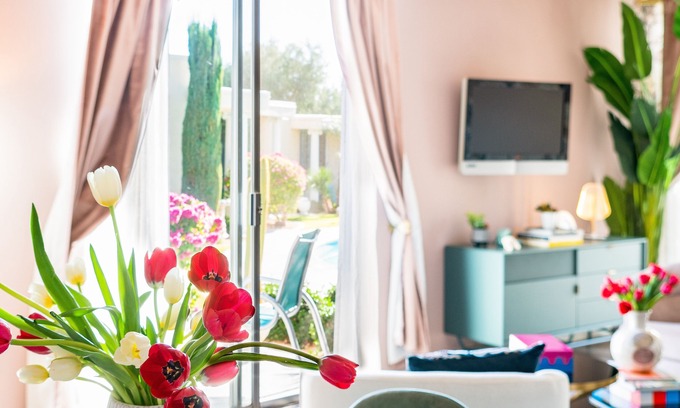 Uptown Design District Condominio | ¡Mediados de siglo va a hollywood! Cama King, 2 baños / paseo a la ciudad, tiendas y restaurantes