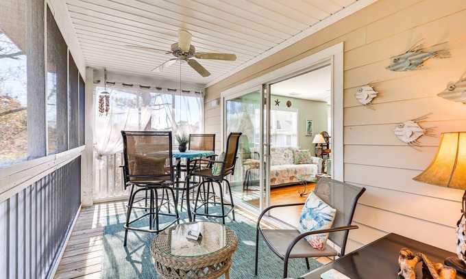 St. James Condominio | Marina & Beach Club Access: Condo in Southport