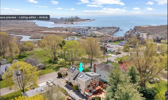 Guilford Casa | Marina Chic: Bright Seaside Gem. 3 Bed/3 Full Bath. Walk to restaurants/beach