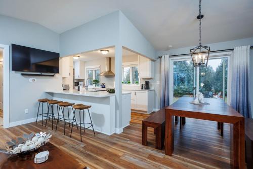 Baileys Harbor Casa | Marina Cottage by Simple Life Rentals
