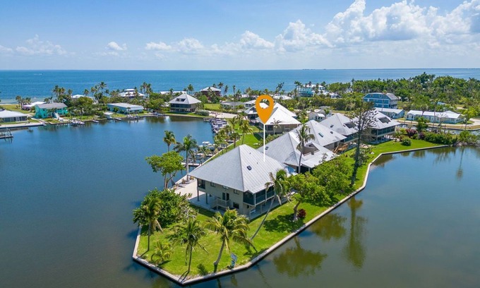 Bokeelia Condominio | Marina Gardens Condo, 2/2 with Incredible Endless Water Views! Boat Lift Included!