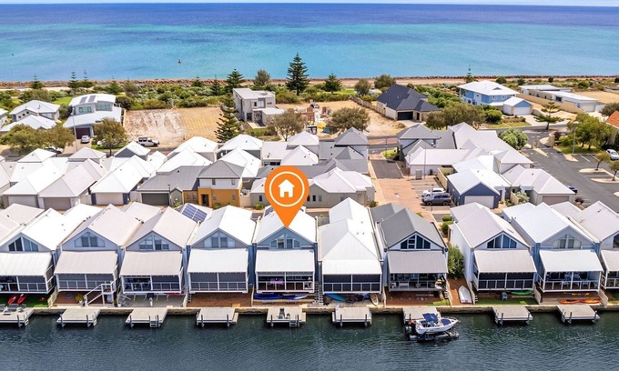 Geographe Casa | Marina View Port Geographe with WiFi is a modern stylish self-contained townhouse with amazing view