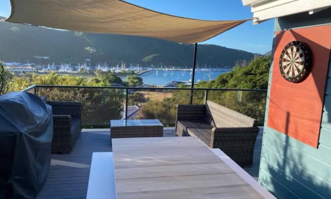 Waikawa Bay Casa | Marina views retreat w/artist guest studio