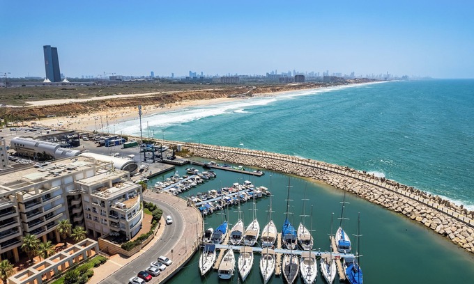 Herzliya Pituach Apartamento | Marina Waterfront Haven by Sea N' Rent