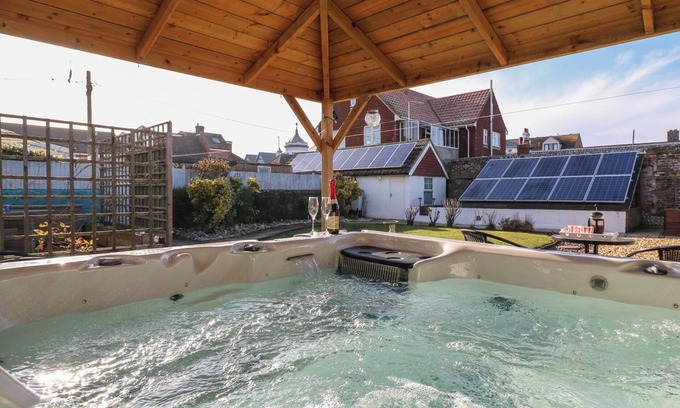 Pevensey Cabaña | MARINE HOUSE, pet friendly, character holiday cottage in Pevensey Bay