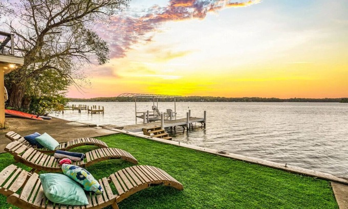 Delafield Casa | Mariner Harbor: 5BR Lake House, Pontoon Rental, Walk to beach