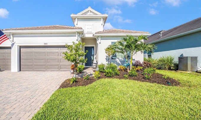 Venice Casa | Wellen Park 2600 sqft pool, spa & fireplace 3 car with 85” TV & golf cart
