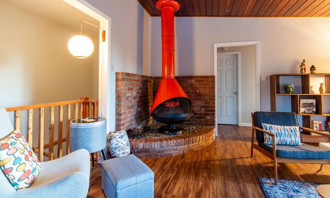 Mariposa Casa | Mariposa Retro Retreat, Mid-Mod style and easy walk to town