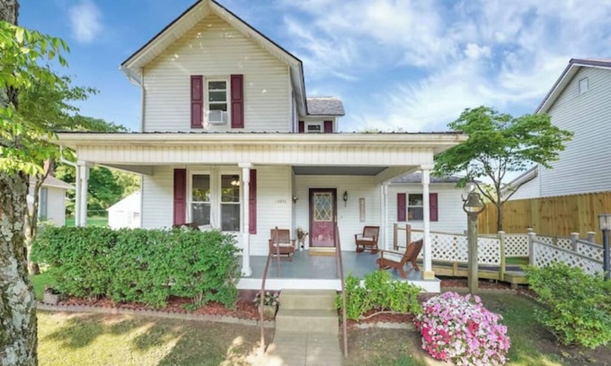 Laurelville Casa | Marjie’s Retreat with Hot Tub and Swimming Pool