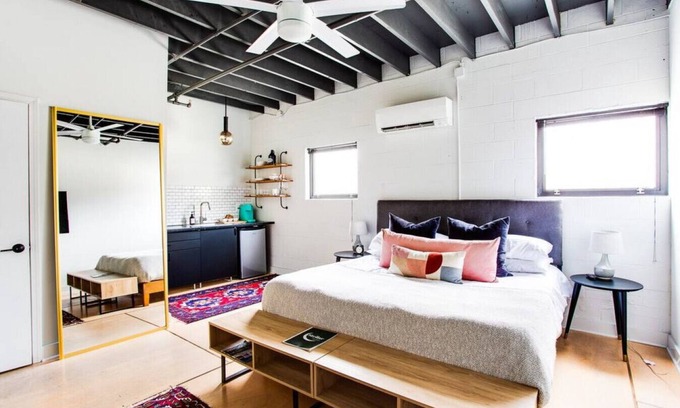 East Market District Apartamento | Market #6 · Stellar Suites | Ruby King Suite in NuLu | Bikes