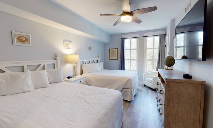 Baytowne Wharf Condominio | Market Street Inn 434 - Studio with 2 queen beds, close to Baytowne Wharf!