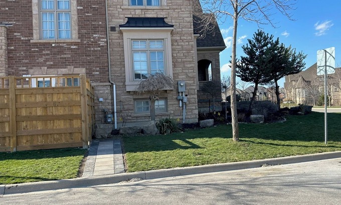Markham Apartamento | Markham Comfort Stay – 3 King Beds, 2 Baths, Close to Golf & Trails