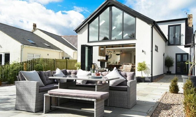 North Sunderland Cabaña | MARMALADE COTTAGE, pet friendly, with open fire in Seahouses