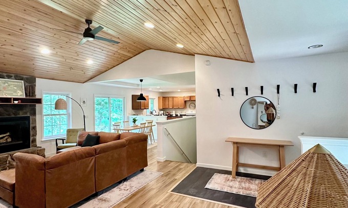 Marquette Casa | Marquette home centric to best hiking/biking trails, and beaches. Pet-friendly.