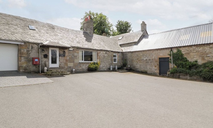 Lanark Cabaña | MARSHILL FARM HOUSE, pet friendly, with hot tub in Kirkmuirhill