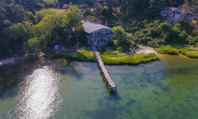 Vineyard Haven Cabaña | Waterfront casa de 3 habitaciones w / muelle privado y zona de playa de arena
