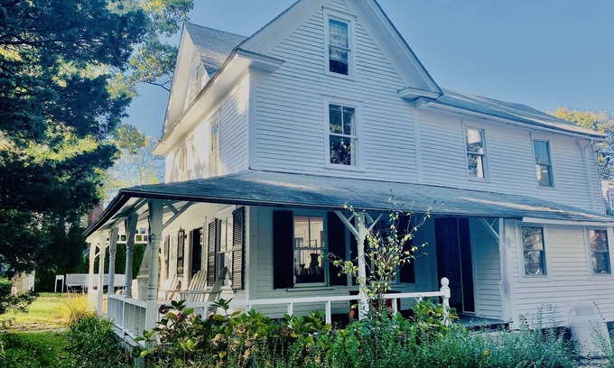 East Chop Casa | Martha’s Vineyard 7 Bedroom Vintage Home! 15 min walk to beaches and Oak Bluffs!