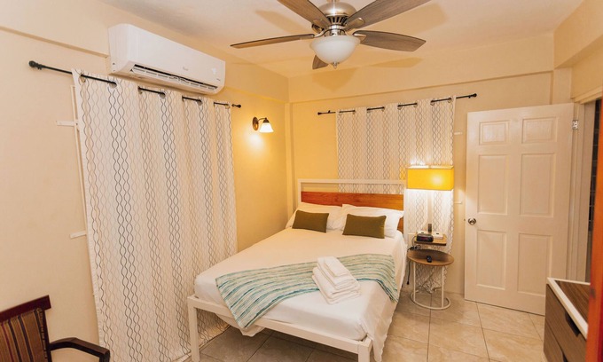 Potters Village Apartamento | Martin's Way @ Potters Village 1 BR Apartment