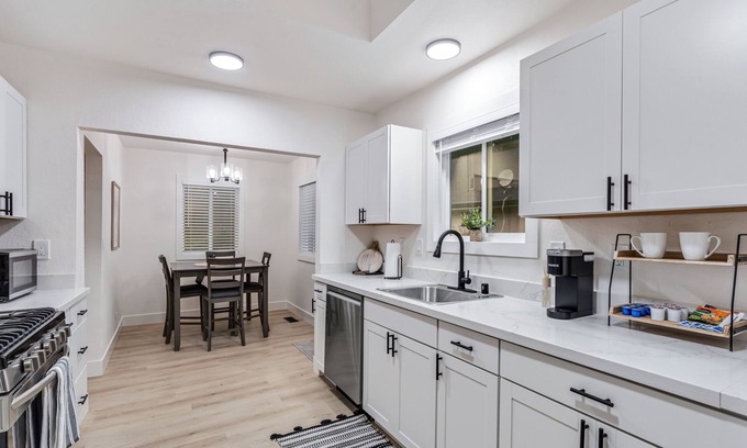 Mountain View Casa | Martinez Manor - Modern Home - Close to downtown