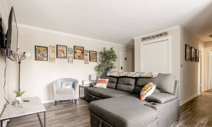Country Club Plaza Area Apartamento | Marvel Comics 2 Bedroom Apt on the KC Plaza w/Pool