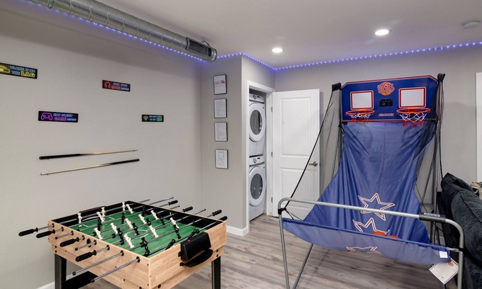 West Arlington Apartamento | Marvel VS Mario Clubroom apartment in brilliant Arlington with AC, WiFi