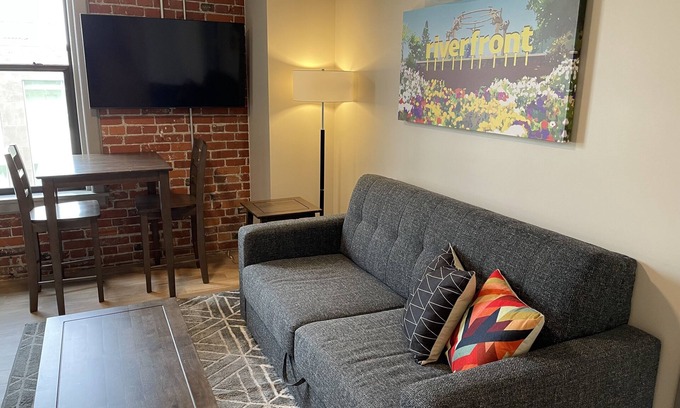 Riverside Apartamento | Marvelous 1 Bed Riverfront Park Travel Apartment