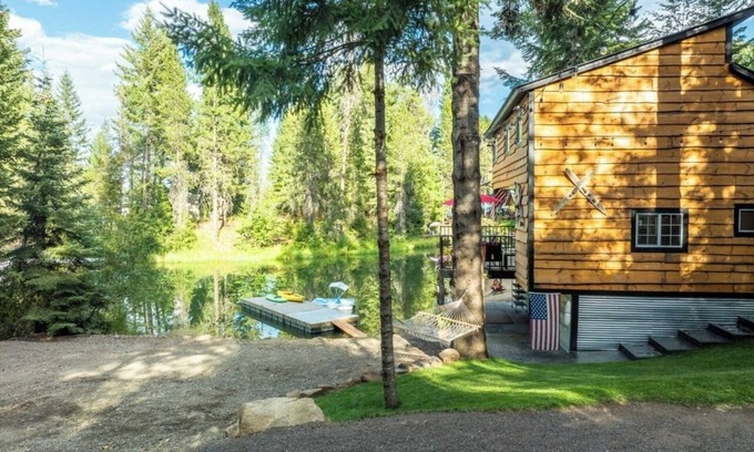 Priest River Cabina | Marvelous 3-bedroom cabin located on beautiful Priest River