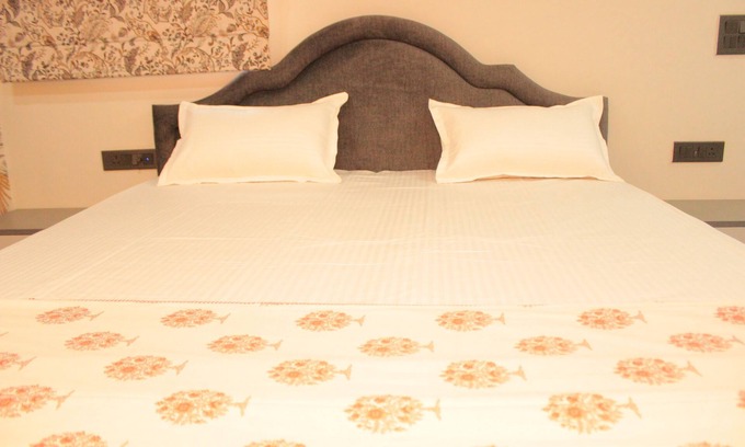 Vaishali Nagar Apartamento | Marvelous 3-bedroom apartment with AC in Jaipur with massive deck in a lux.