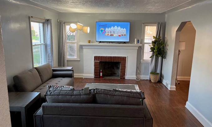Detroit Casa | Marvelous 3-bedroom house in cool Detroit with WiFi, AC and other cool amenities