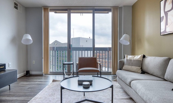 Woodmont Triangle Apartamento | Marvelous Bethesda 2BR w/ Rooftop, nr Metro & Shops, by Blueground