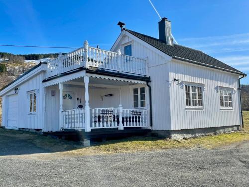 Tjeldsund Casa | Marvelous farmhouse with WiFi in Troms, Northern Norway