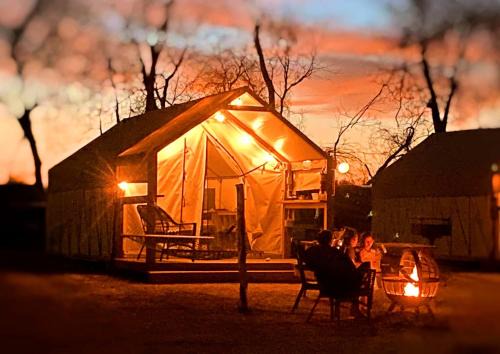 Prairie Lea Otro | Marvelous Glamping Retreat: Fully-Equipped Safari Tent on the San Marcos River near Kingsbury, Texas