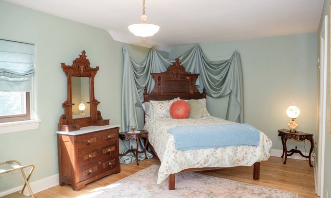 Richfield Casa | Marvelous lakefront 4-bedroom historical estate in Richfield with AC.