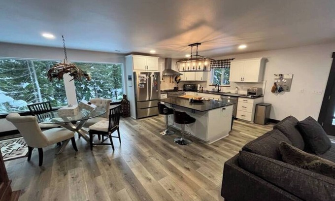 Snoqualmie Pass Casa | Marvelous Ski In/Out Home at Summit Snoqualmie Ski, Snow room and Bike Resort!