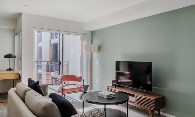 University District Apartamento | Marvelous U-District Studio w/ Laundry, nr Shops & Parks, by Blueground