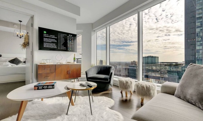 Downtown Edmonton Apartamento | Mary - Downtown Luxury Suite with City Views