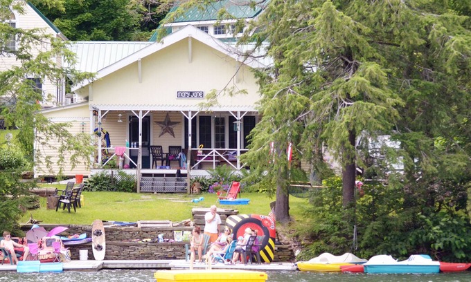 Brackney Cabaña | Pintoresco Bosque Lago Cottage Frente
