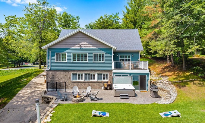 Stanwood Casa | Marywood Cottage: Luxury Lake House Living, Kayaks and Pedal Boat Included